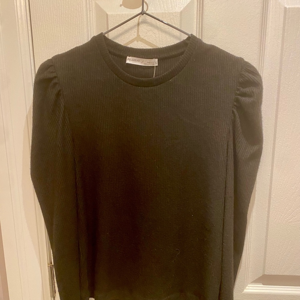 Black pull and bear top with puff-sleeves or puff shoulders size L fits like M/L